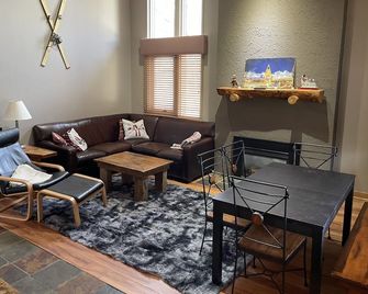 Best Location Ski In/Out Condo @ Boyne Mountain- Walk To Village - Boyne Falls - Living room