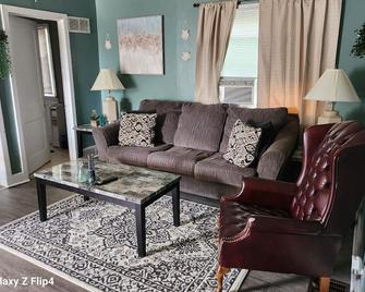 Cozy 2 Bedrooms Home- convenient location. - Cedar Rapids