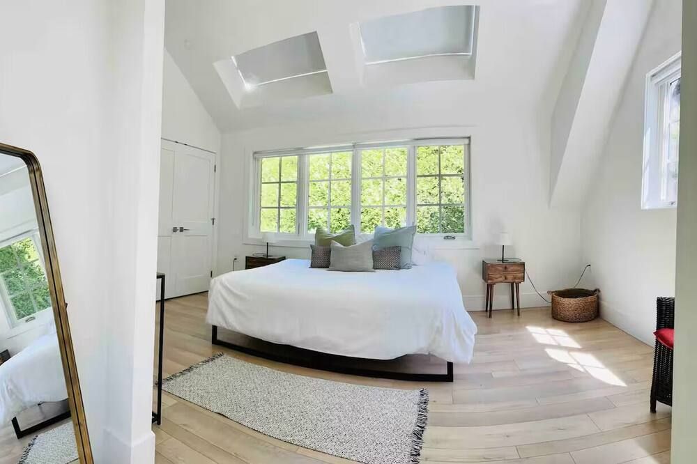 Beautifully renovated Barnhouse Suite with patio - ונקובר - חדר שינה