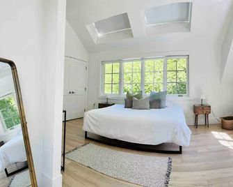 Beautifully renovated Barnhouse Suite with patio - Vancouver - Quarto