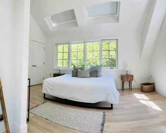Beautifully renovated Barnhouse Suite with patio - ונקובר - חדר שינה