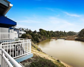 The Beach House Inn - פורט בראג - מרפסת