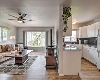 Ski, Hike and Unwind Cozy Carson City Duplex! - Carson City - Living room