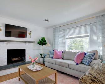 Ellery Beach Bungalow #43– Walk to Beaches & Bites - Middletown - Wohnzimmer
