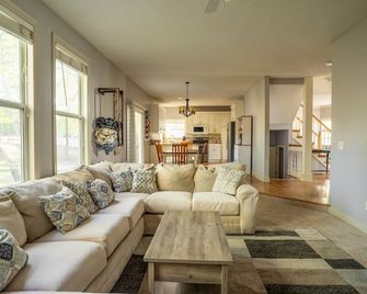 Spacious home for family fun or groups. - No cleaning fee - - Spring Hill - Living room