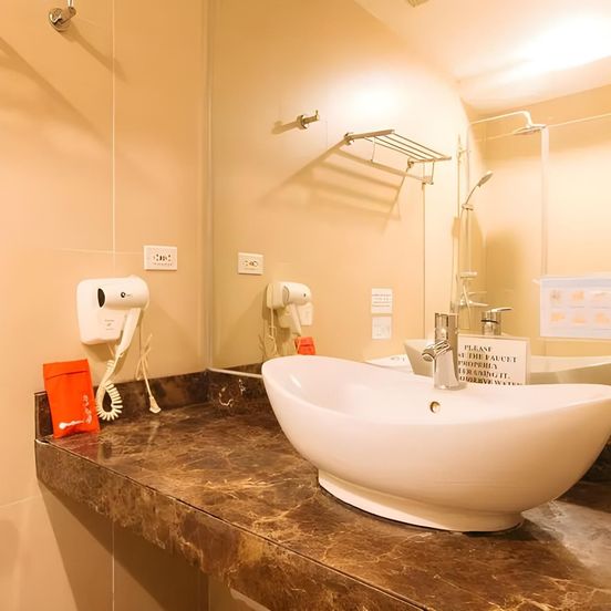 RedDoorz Premium @ West Avenue Quezon City image 1