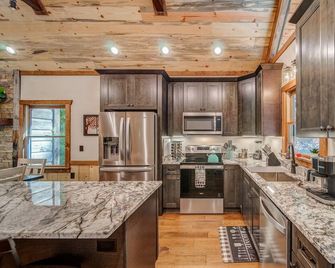 Brand New Build Luxury Mountain Chalet with Hot tub, pool, Game Room, Premium features - Ellijay - Cocina