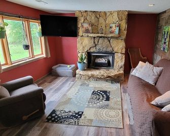 Waterfront 2 Bdrm Cabin with Best Sunset View and Huge Yard - St Joseph - Obývací pokoj