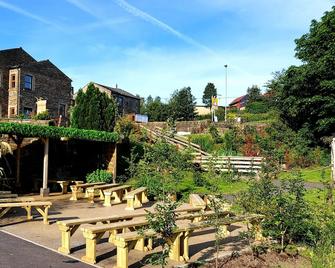 Grains Bar Hotel - Oldham - Patio