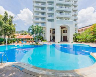 Waterfront Suites Phuket by Centara - קארון - בריכה
