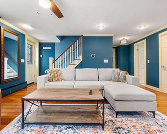 Cozy home with hot tub minutes to downtown Nashua and Shops - Nashua - Living room