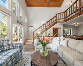 Coastal Retreat King Beds Big Sur Cabin Evcharger - Cambria - Living room