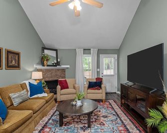 3 bedroom 3 bath home in Grovetown. The sleeping arrangements for this property are 3 queen beds and the sofa upstairs folds out into a king bed. - Grovetown - Living room