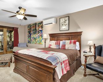 Spacious, Family Friendly, Luxury Hot Tub, Fireplaces, Theater Room, Pool Table - Burnsville - Bedroom