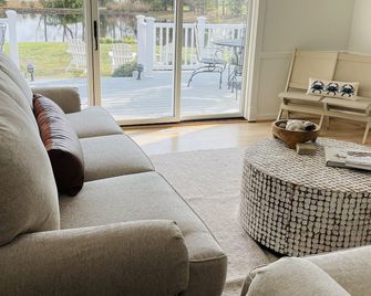 A Luxury Home located in Easton with Water VIEWS! Close to Oxford/St. Michaels - Easton - Obývací pokoj