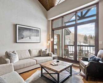 The Borders Lodge - Beaver Creek - Living room