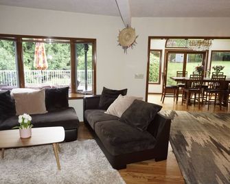 Hidden Oasis - Bothell - Living room