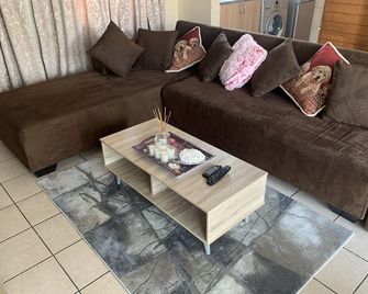 Cozy 1st floor apartment with DSTV and WiFi - Randburg - Living room
