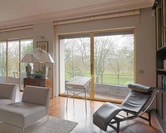Luxurious 3 Bedroom Apartment in Paris Facing Bois de Boulogne - Neuilly-sur-Seine - Living room
