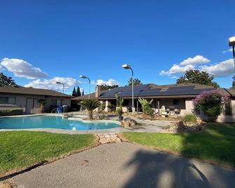 Our Magnolia Ranchette is both charming & spacious. - Manteca - Pool