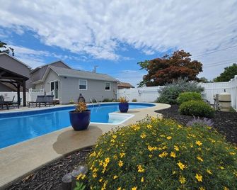 The Perfect Escape with Gorgeous Heated In-Ground Pool - Villas - Pool