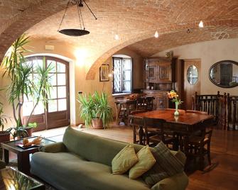 Beautifully restored farmhouse with pool immersed in the greenery - Magliano Alfieri - Restaurante
