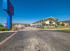 Motel 6 Dallas - Farmers Branch - Farmers Branch - Gebouw