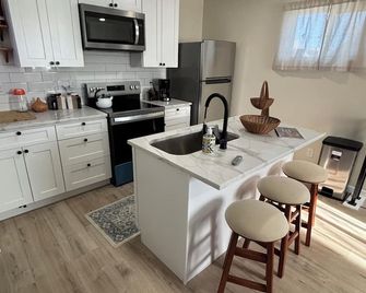 Modern Denver Guesthouse in the Art District – Private Suites, Walk to Downtown - Denver - Cucina