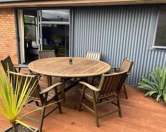 Free Wifi/Breakfast,clean,private studio Greymouth - Greymouth - Patio