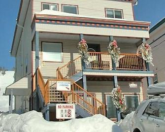 Located at the base of the Alpine Meadows Chair - Lumby - Edificio