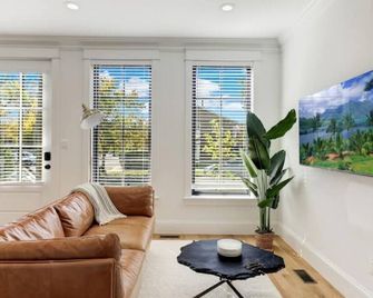 Gorgeous Newly Built 3BR Home in Alexandria - Alexandria - Living room