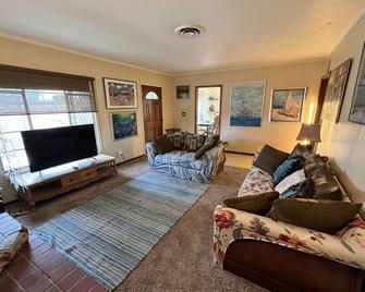 Lunar Eclipse on 4 acres w hot tub - Yucca Valley - Living room