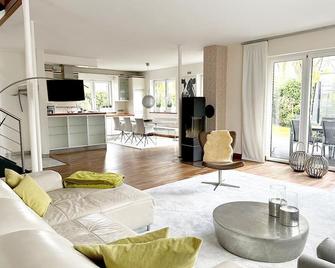 Modern, luxurious house, garden, balcony, 3 bedrooms, office, Pinneberg Hamburg - Pinneberg - Wohnzimmer