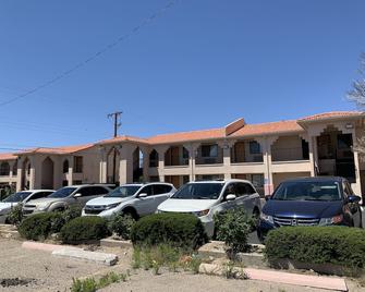 Luxury Inn - Albuquerque - Building