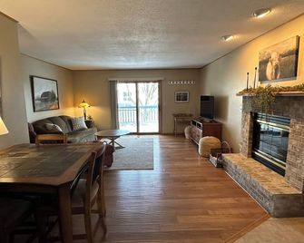 3-bedroom charming Condo in Onalaska with private driveway - Onalaska - Living room