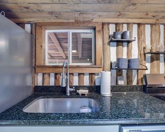 Cozy Log Cabin in Jim Thorpe - Jim Thorpe - Kitchen