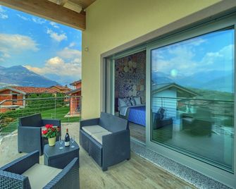 Exclusive single detached house with private pool, beautiful lake view. - Colico - Balkon
