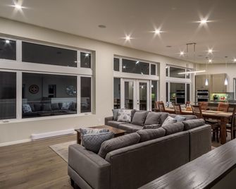 Ski-In/Ski-Out. Just Built, 4 Bedroom, 3.5 Bathroom Modern Town Home, Sleeps 12 - Golden - Pokój dzienny