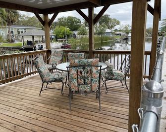 Waterfront, indoor pool, covered marina, fenced 3/2 home - Okeechobee - Balcony