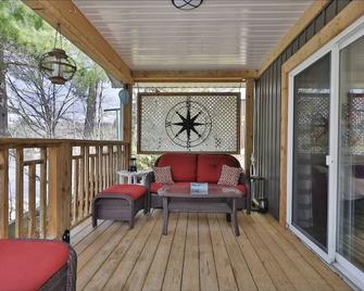 Bancroft Lakefront Cottage with Breathtaking Sunsets! - Bancroft - Balcony