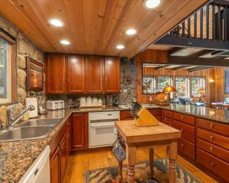 Rustic Beauty in Chamberlands Full Beach & Pool - Tahoma - Kitchen