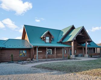 Gorgeous, remote lodge on 100+ acres, 15 min from downtown Indiana - Indiana - Edificio