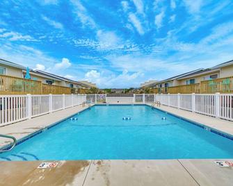 Breezy Pine Knoll Shores Escape Walk to Beaches! - Pine Knoll Shores - Piscina