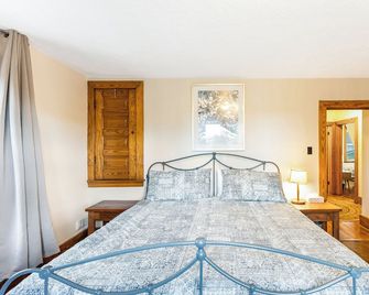 Charming & Spacious 5BR Home w/ SwimSpa in Little Current on Manitoulin Island - Little Current - Bedroom
