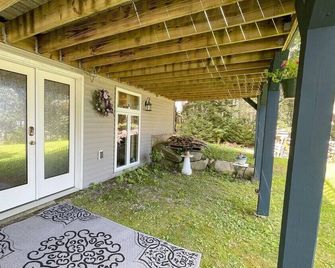 Slice of Heaven, steps to the beach - Northport - Patio