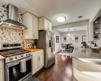 Large backyard ideal for kids and pets alike - Haltom City - Cocina