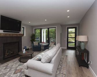 Redbud Holiday House: Spacious, Modern Home–Sleeps 14 Plus Incredibly Walkable! - Douglas - Living room