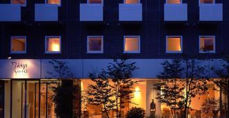 7 Days Hotel - Kochi - Building