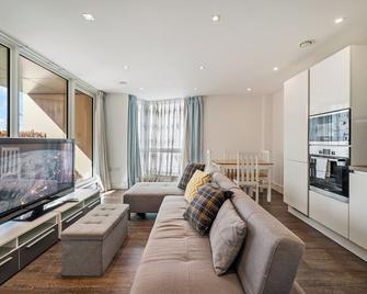 Riverside 1BR with Easy Transport 20min to City Centre - London - Living room