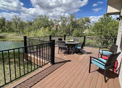 Large Lodge on 60 acres, private pond with sandy beach & 1/3 mile of river. - Wheatland - Balcony
